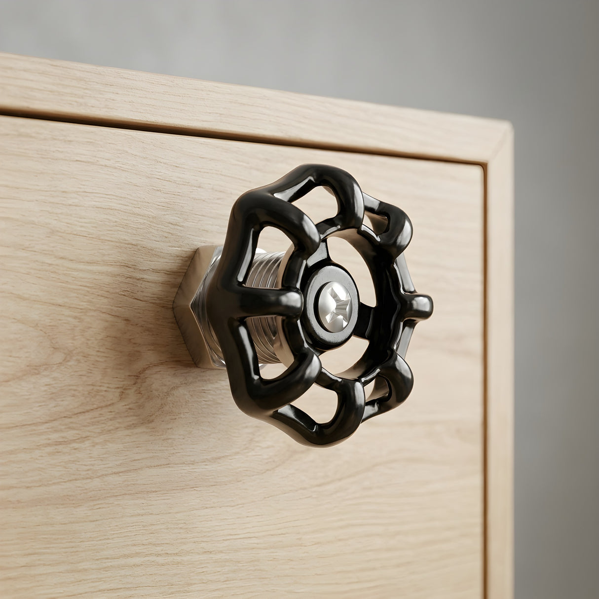 Bouton de tiroir volant noir en inox sur meuble en bois
