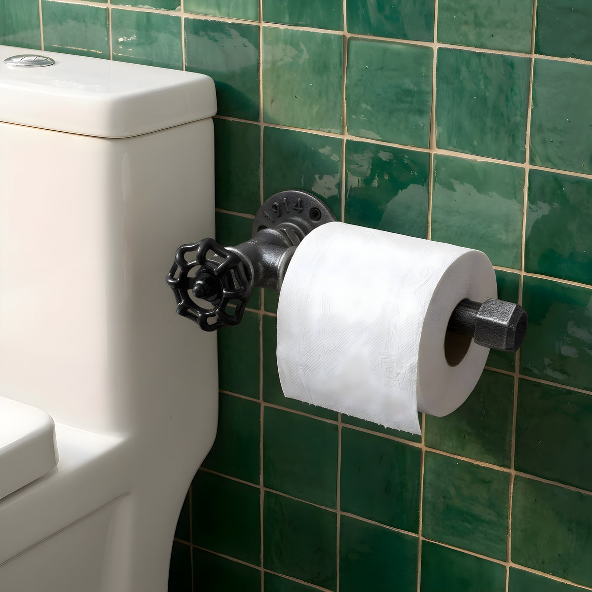 Uchwyt na papier toaletowy z czarnego żeliwa z pokrętłem na ścianie z zielonych płytek zellige obok WC