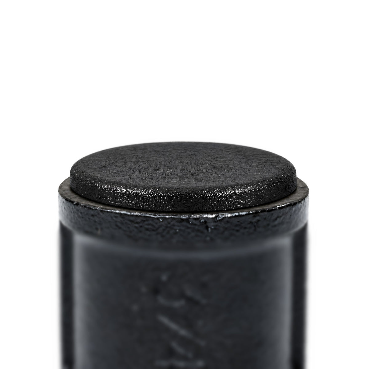 Czarna zaślepka lamelowa w malowanej na czarno mufie deco 3/4″