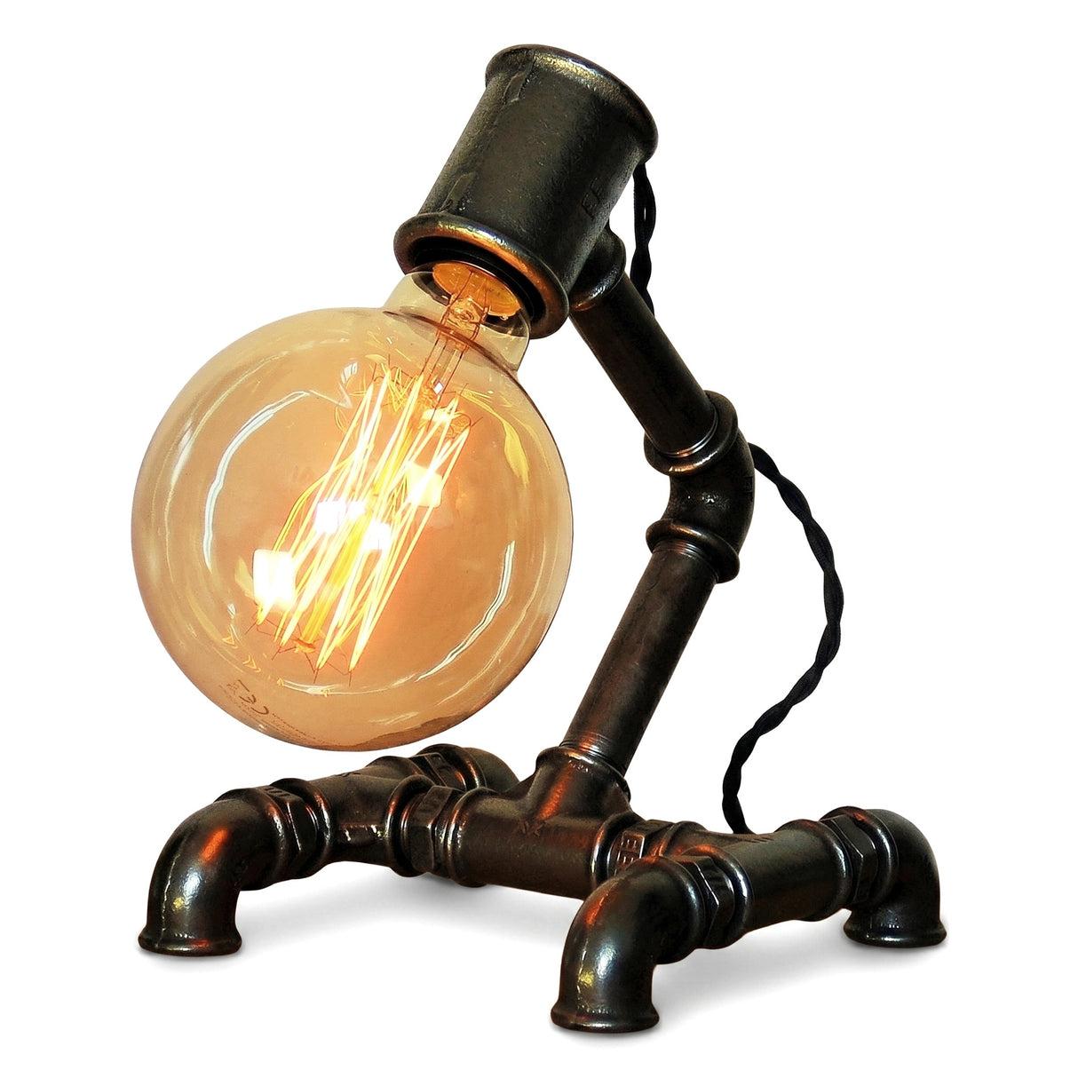 Lampe à poser Hiroba en fonte et acier verni, câble noir torsadé, ampoule Edison allumée
