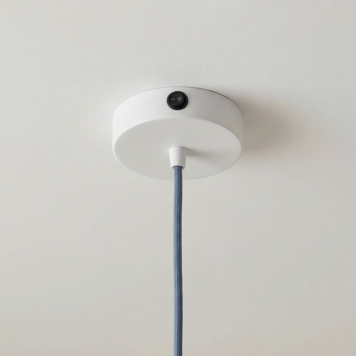 Mini rozeta cylindryczna z metalu z włącznikiem, Ø 83 mm — Biały matowy