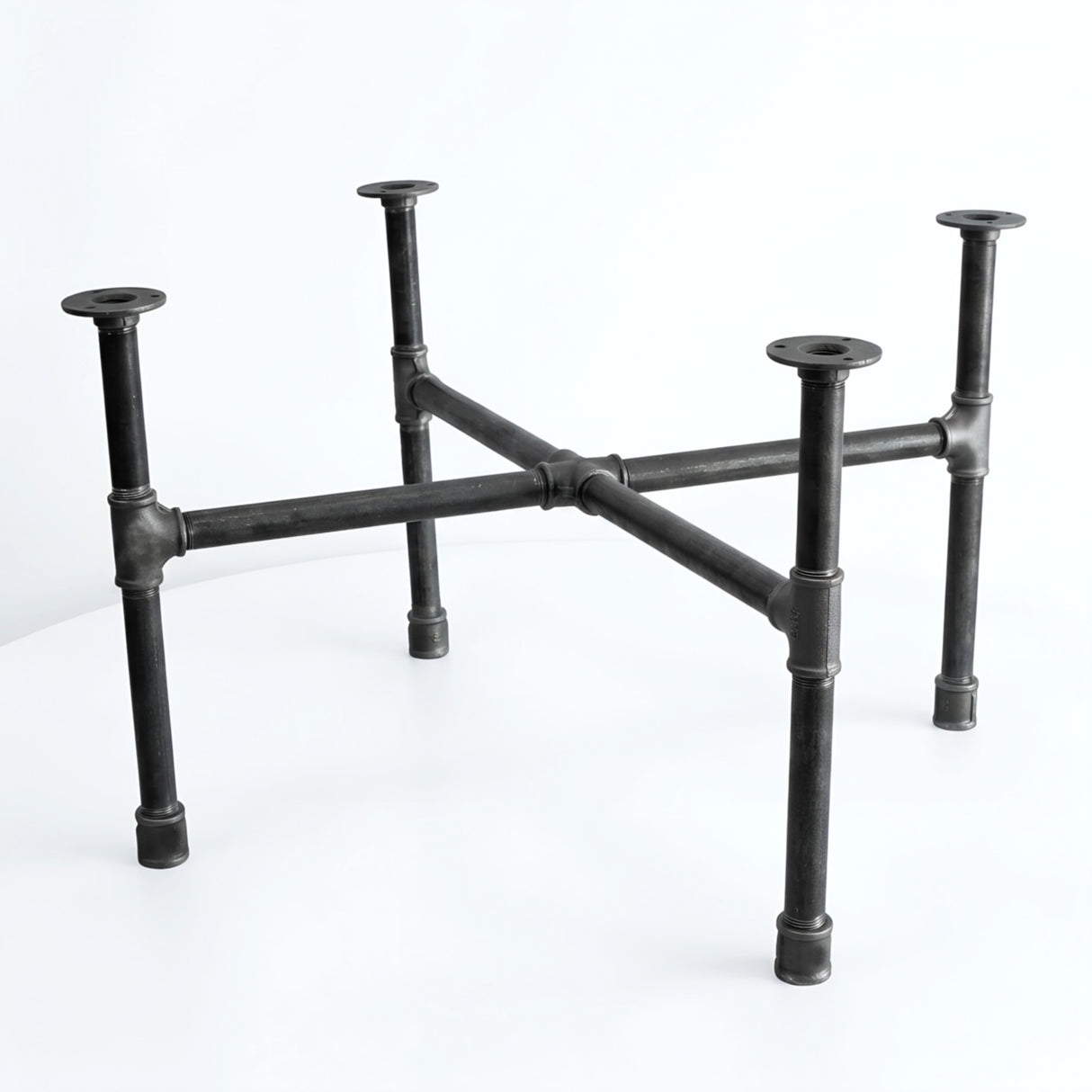 Piètement de table basse industrielle en fonte, pieds en croix, vue trois quarts