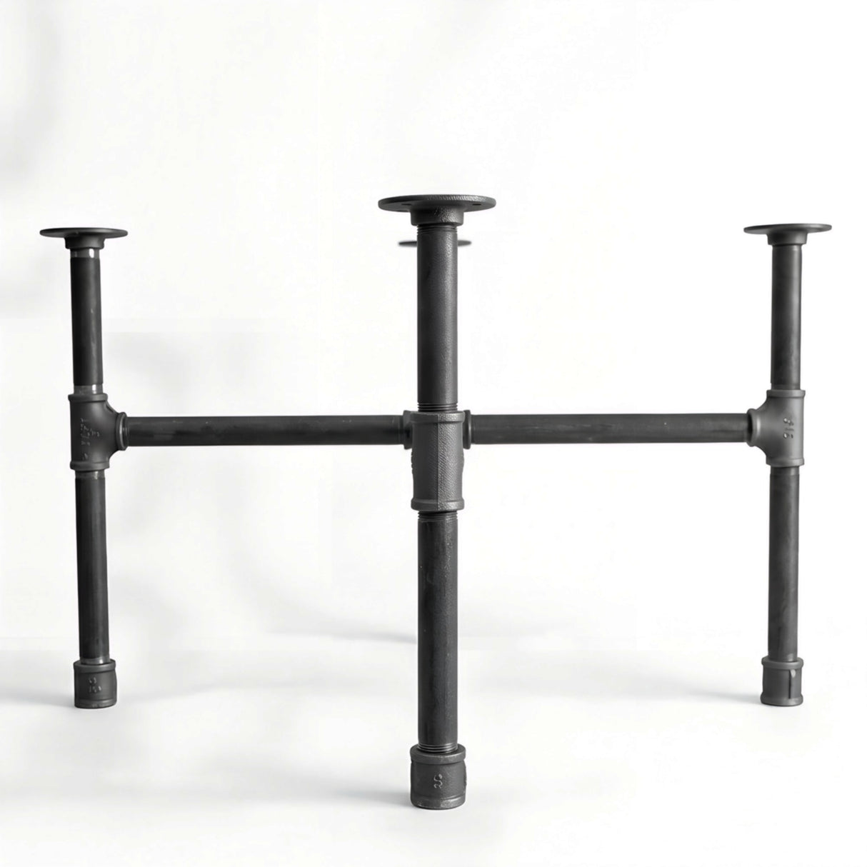 Piètement de table basse en fonte gris anthracite, pieds à inserts, détail