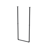 Portant à vêtements suspendu au plafond en tubes d'acier peints noir mat Ø 27 mm — largeur 56 cm, hauteur sous plafond 143 cm, vue de trois quarts sur fond blanc