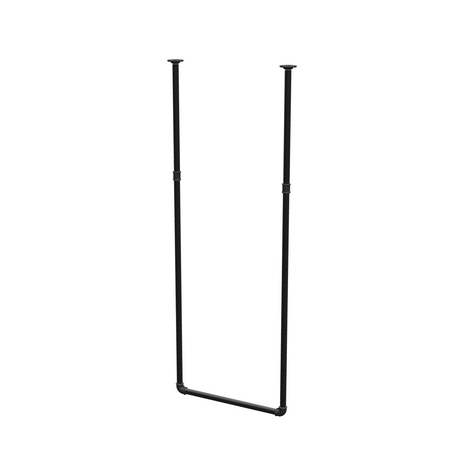 Wieszak na ubrania podwieszany do sufitu z rur stalowych malowanych na czarny mat Ø 27 mm — szerokość 56 cm, wysokość pod sufitem 153 cm, widok trzy czwarte na białym tle