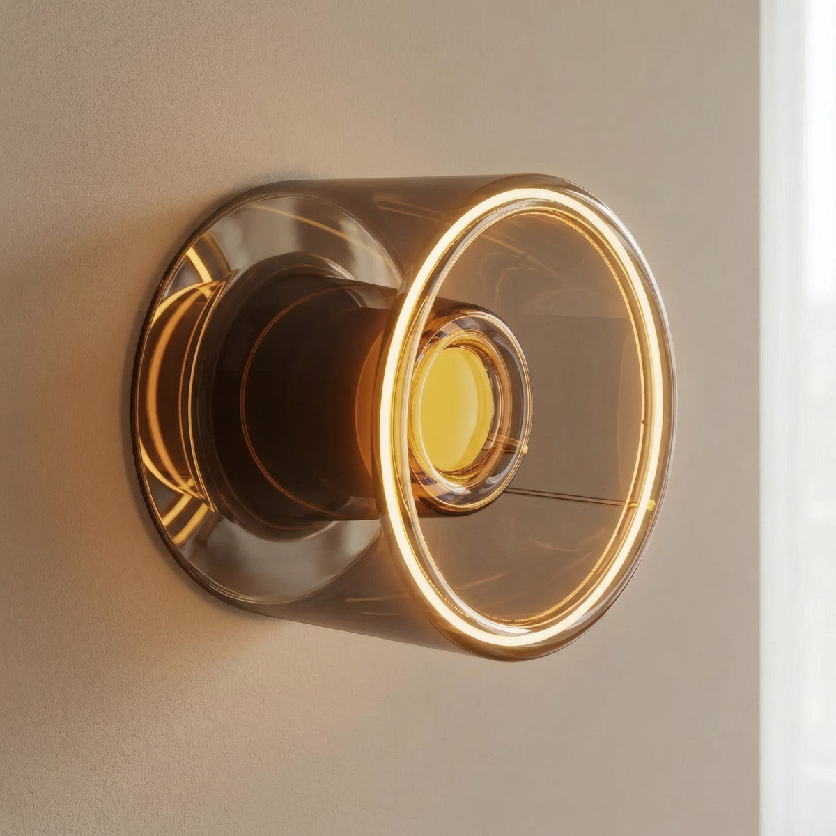 Żarówka LED donut E27 z przydymionego szkła, Ø 120 mm, włączona jako kinkiet na gładkiej neutralnej ścianie