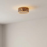 Żarówka LED donut E27 z przydymionego szkła, Ø 195 mm, włączona pod sufitem pokoju o jasnych ścianach