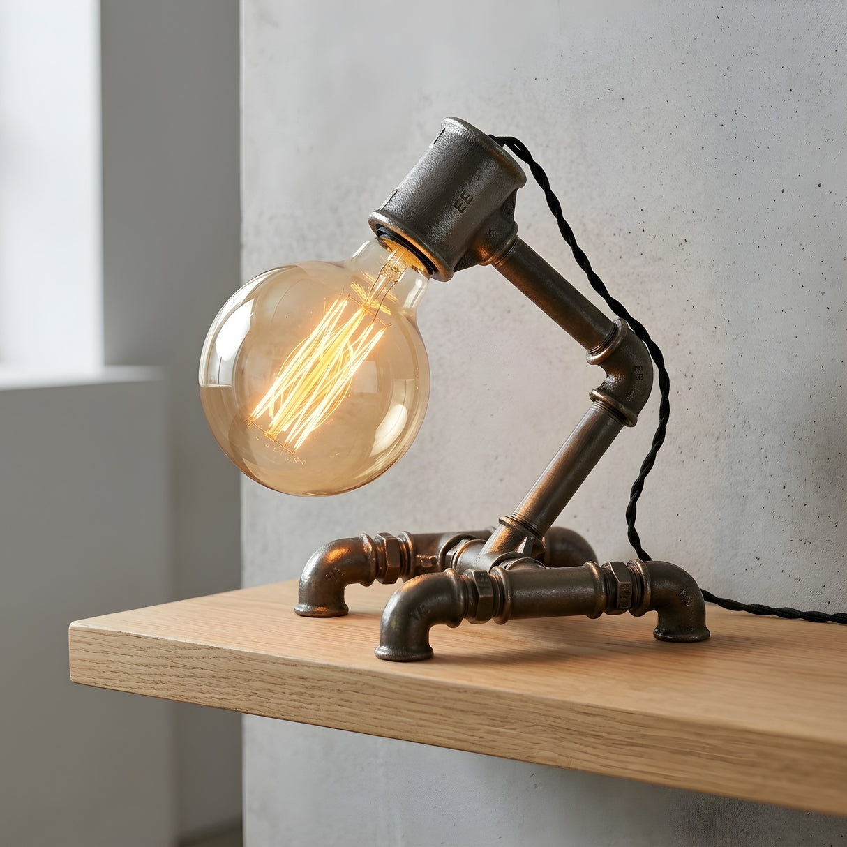 Lampe Hiroba industrielle en ambiance loft sur une étagère en bois