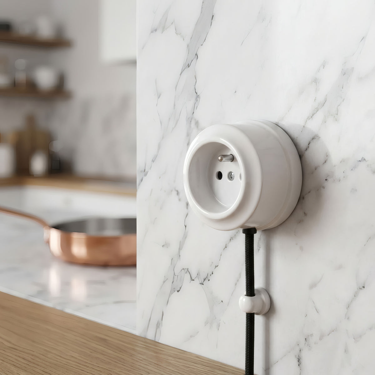 Porcelanowe gniazdo ścienne — Francuskie 2P+T 16 A / Biały