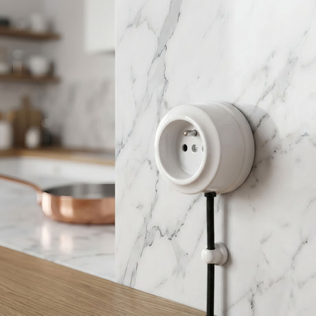 Porcelanowe gniazdo ścienne — Francuskie 2P+T 16 A / Biały