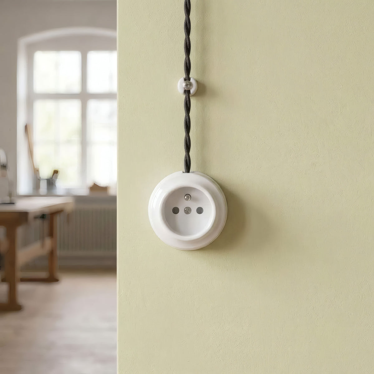 Porcelanowe gniazdo ścienne — Francuskie 2P+T 16 A / Biały