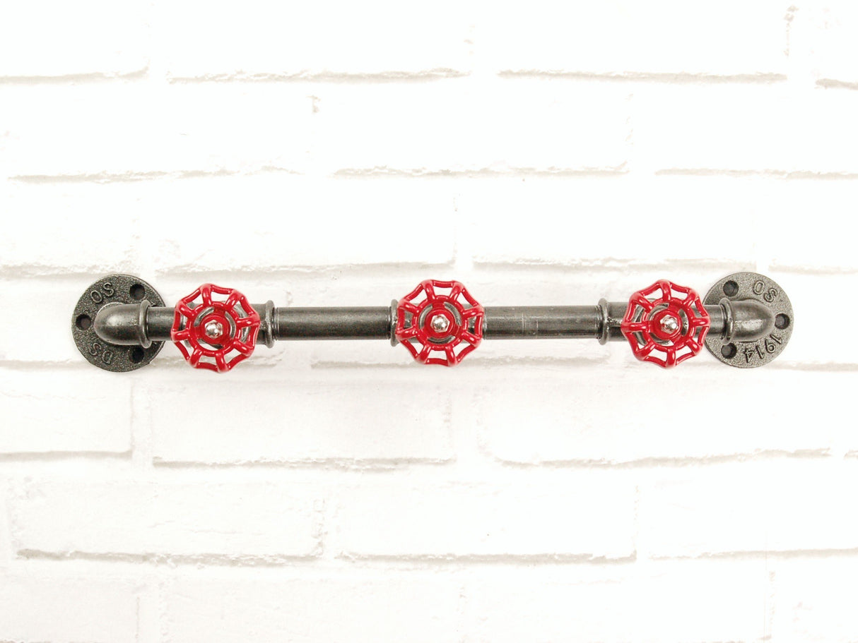 patère portemanteau pour mur noir avec volants rouges